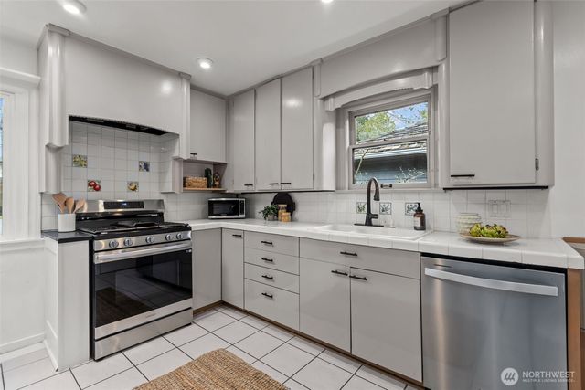 9732 15th Avenue NE, Seattle, WA 98115