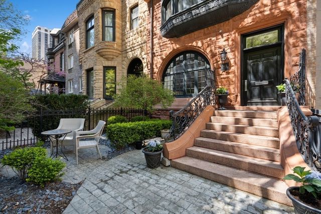 34 E BELLEVUE Place, Chicago, IL 60611
