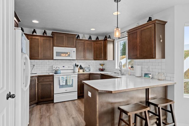 18224 E Selkirk Estates Rd, Greenacres, WA 99016