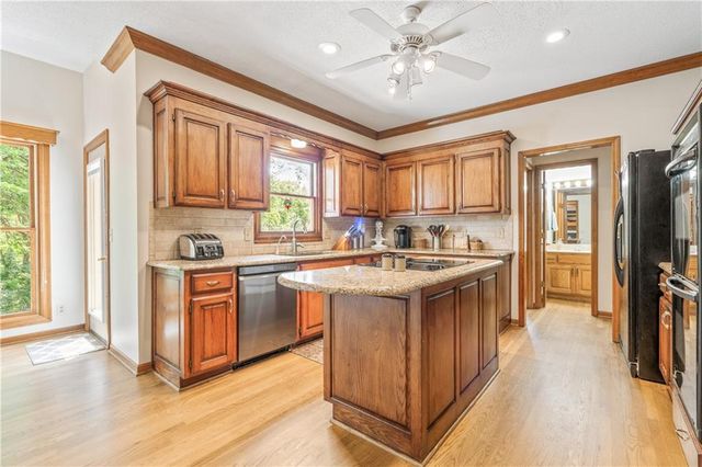 15007 W 76th Street, Lenexa, KS 66216