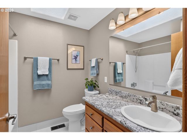 15020 SAINT ANDREWS Dr, Oregon City, OR 97045