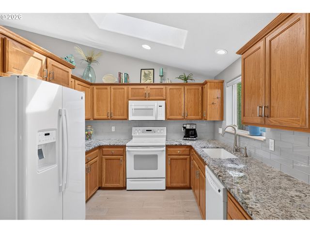 15020 SAINT ANDREWS Dr, Oregon City, OR 97045