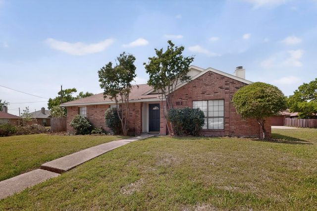 2305 Rockbluff Court, Rowlett, TX 75088