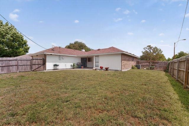 2305 Rockbluff Court, Rowlett, TX 75088