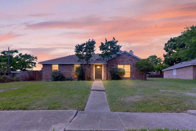 2305 Rockbluff Court, Rowlett, TX 75088