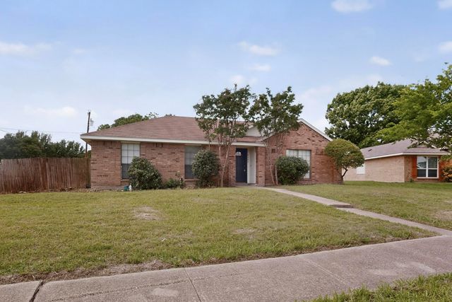 2305 Rockbluff Court, Rowlett, TX 75088