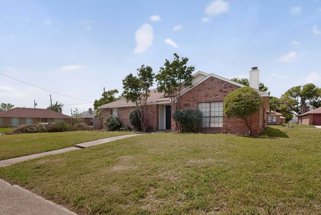 2305 Rockbluff Court, Rowlett, TX 75088