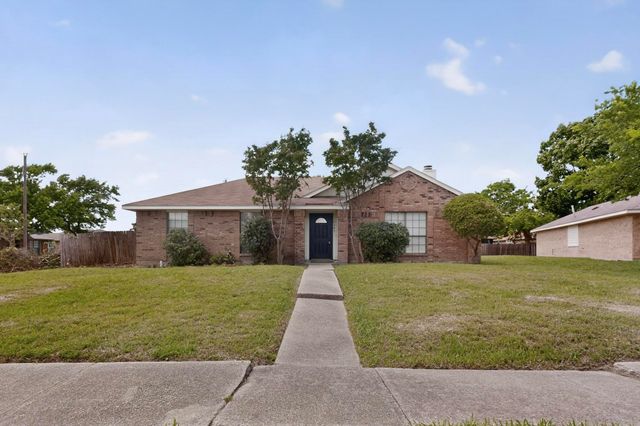 2305 Rockbluff Court, Rowlett, TX 75088