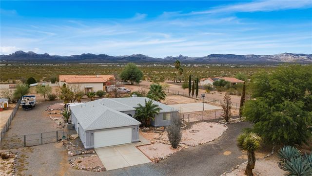 3633 N Milky Way Road, Golden Valley, AZ 86413