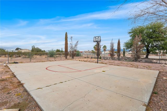 3633 N Milky Way Road, Golden Valley, AZ 86413