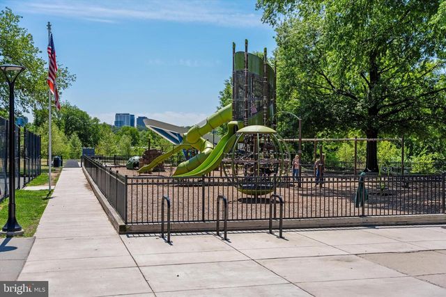 1713 SURREY LN NW, Washington, DC 20007
