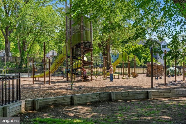 1713 SURREY LN NW, Washington, DC 20007