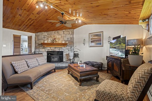 896 PINE HILL RD, Philadelphia, PA 19115
