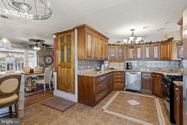 896 PINE HILL RD, Philadelphia, PA 19115