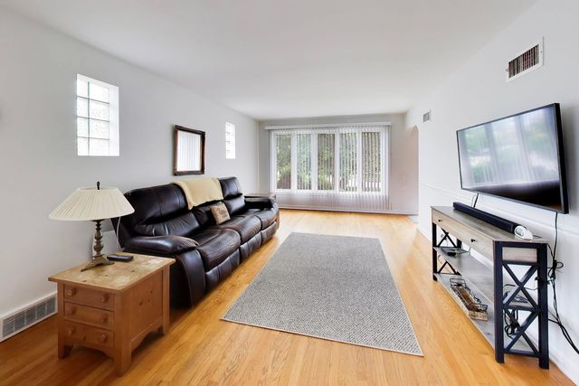 6040 N Niagara Avenue, Chicago, IL 60631