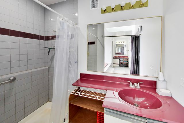 6040 N Niagara Avenue, Chicago, IL 60631