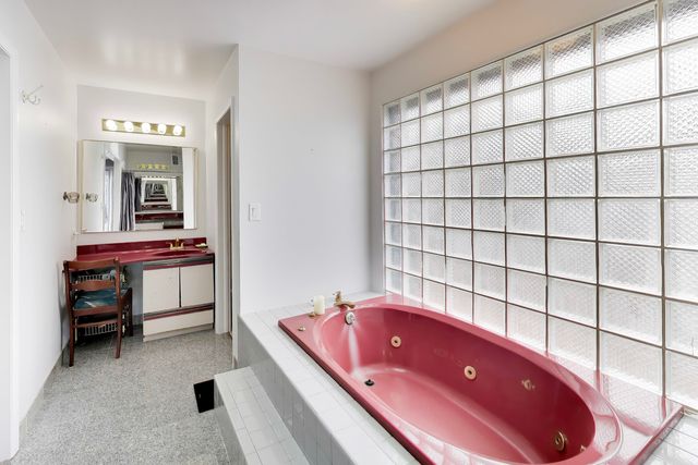 6040 N Niagara Avenue, Chicago, IL 60631