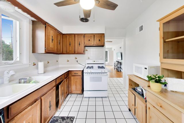 6040 N Niagara Avenue, Chicago, IL 60631