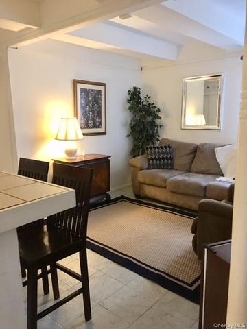 10 Woodchuck Lane, East Setauket, NY 11733