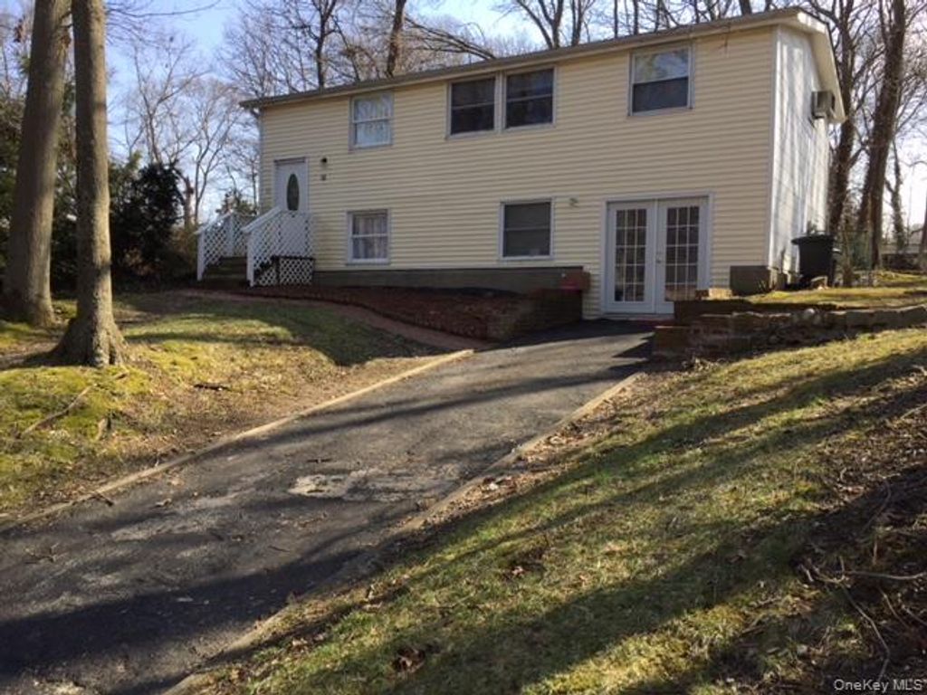 10 Woodchuck Lane, East Setauket, NY 11733