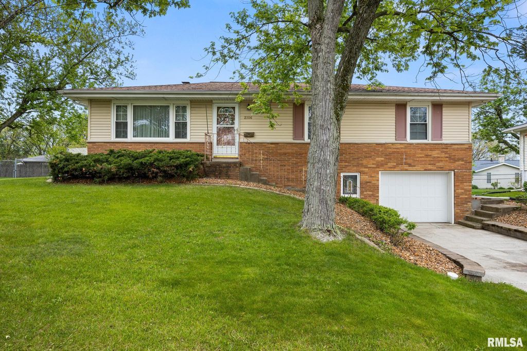 2706 W HUNTINGTON Drive, Peoria, IL 61614