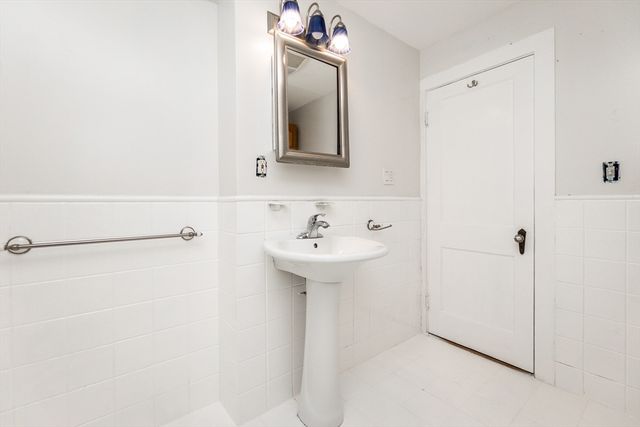 18 Storey St, Westford, MA 01886