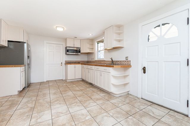 18 Storey St, Westford, MA 01886