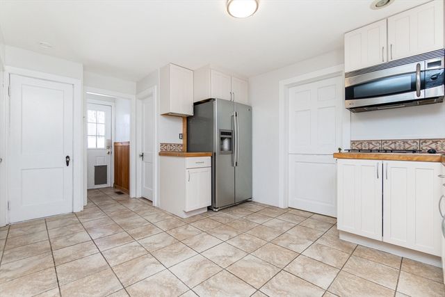 18 Storey St, Westford, MA 01886