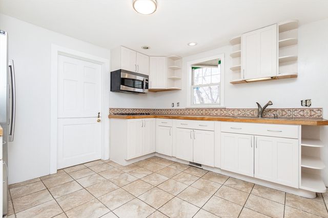 18 Storey St, Westford, MA 01886