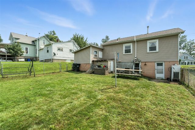 406 28th Avenue SW, Cedar Rapids, IA 52404