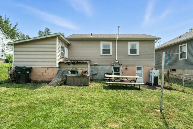 406 28th Avenue SW, Cedar Rapids, IA 52404