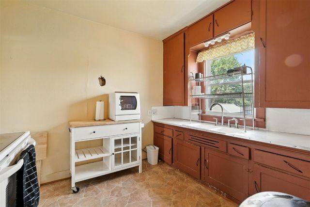 406 28th Avenue SW, Cedar Rapids, IA 52404