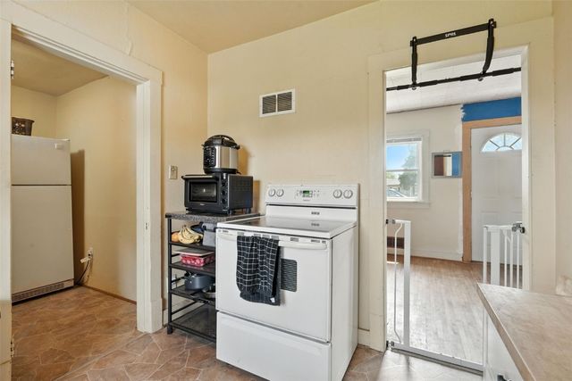 406 28th Avenue SW, Cedar Rapids, IA 52404