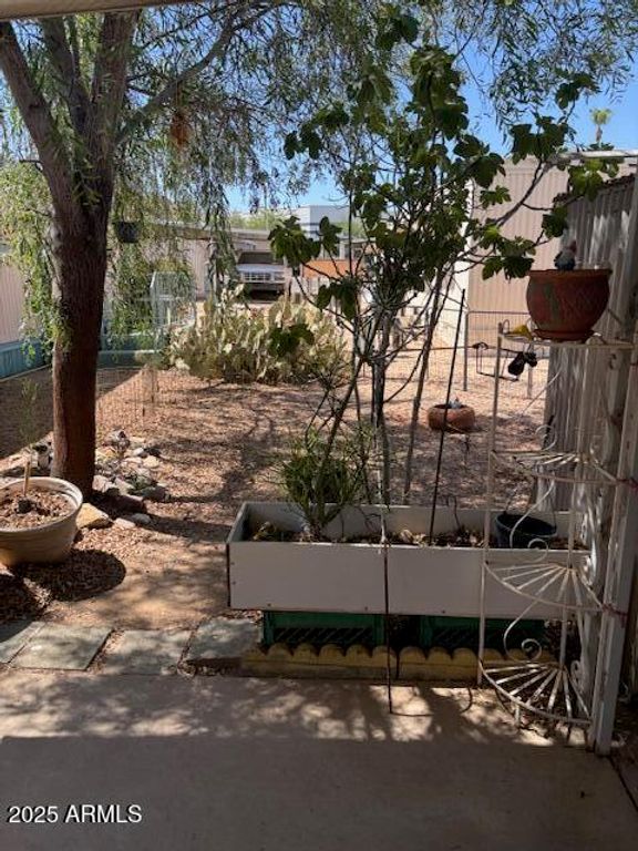 Image 7 of property listing at 19225 N CAVE CREEK Road 83, Phoenix, AZ 85024