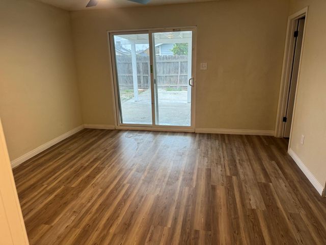 956 E Cinnamon Drive, Lemoore, CA 93245