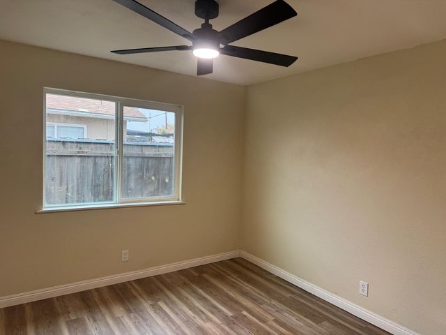 956 E Cinnamon Drive, Lemoore, CA 93245