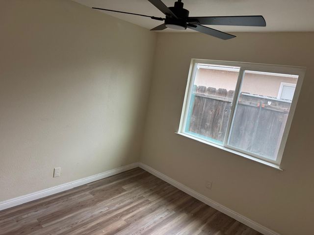 956 E Cinnamon Drive, Lemoore, CA 93245