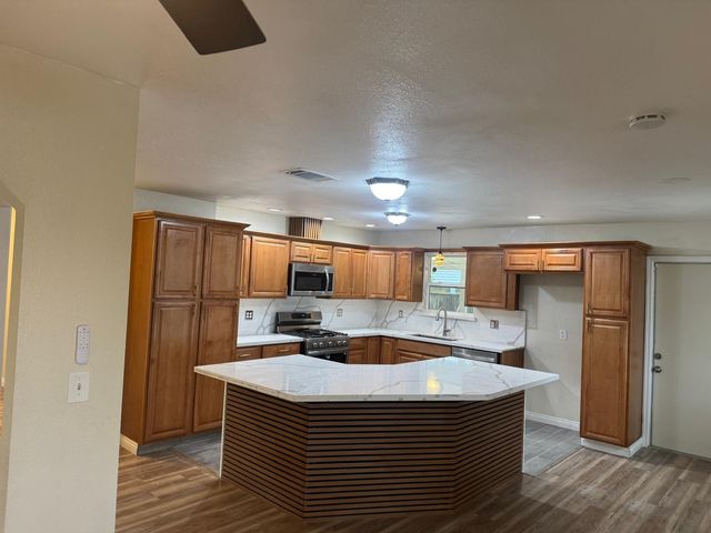 956 E Cinnamon Drive, Lemoore, CA 93245