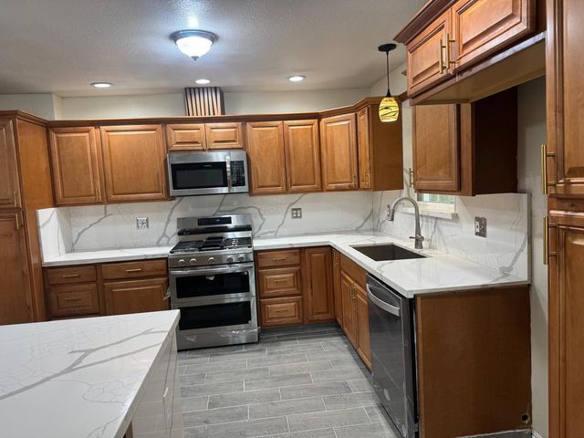 956 E Cinnamon Drive, Lemoore, CA 93245