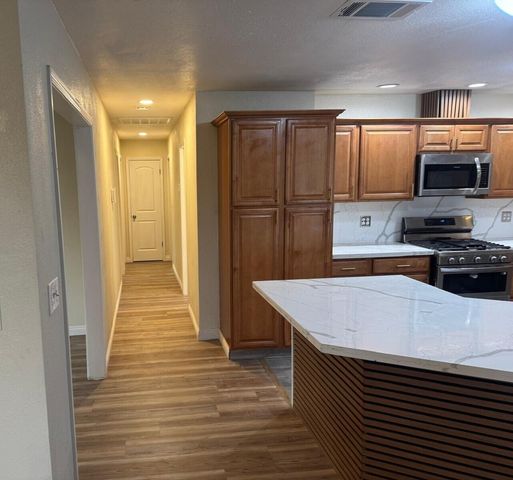 956 E Cinnamon Drive, Lemoore, CA 93245