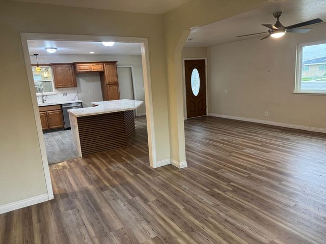 956 E Cinnamon Drive, Lemoore, CA 93245