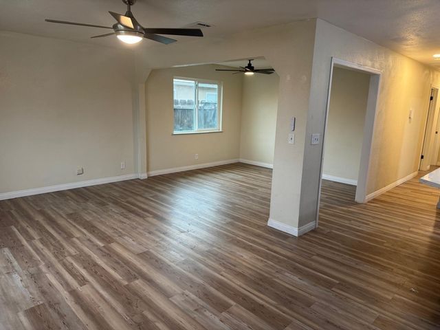 956 E Cinnamon Drive, Lemoore, CA 93245