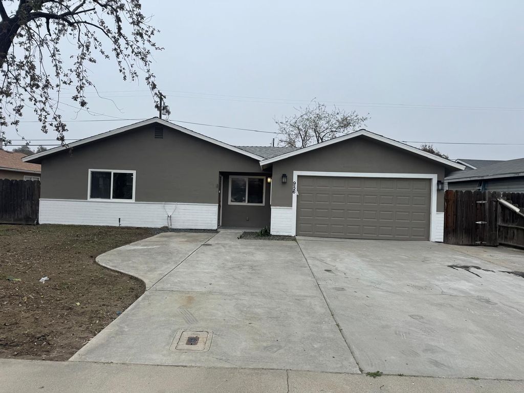 956 E Cinnamon Drive, Lemoore, CA 93245