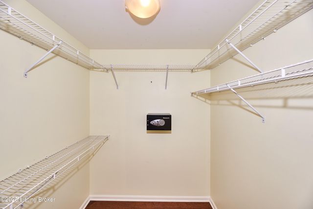 4802 Whitekirk Ct, Louisville, KY 40222