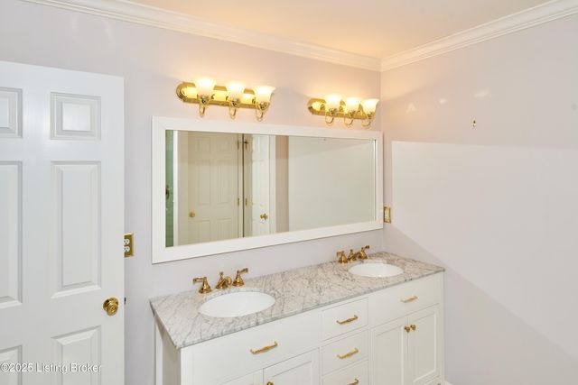 4802 Whitekirk Ct, Louisville, KY 40222