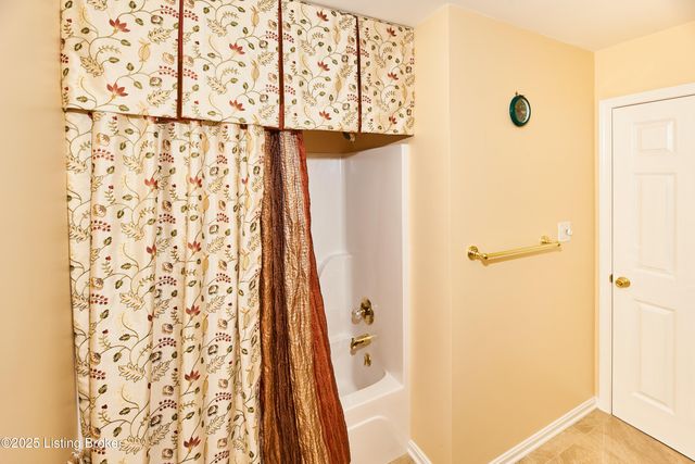 4802 Whitekirk Ct, Louisville, KY 40222