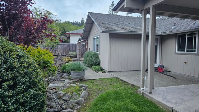 2717 SW Acres Road, Grants Pass, OR 97527