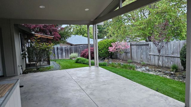 2717 SW Acres Road, Grants Pass, OR 97527