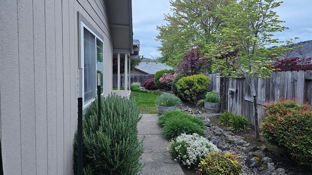 2717 SW Acres Road, Grants Pass, OR 97527