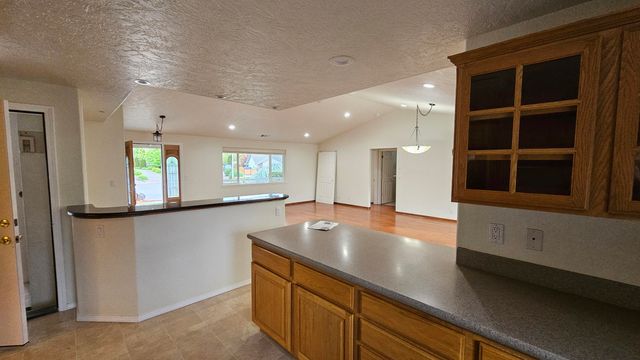 2717 SW Acres Road, Grants Pass, OR 97527